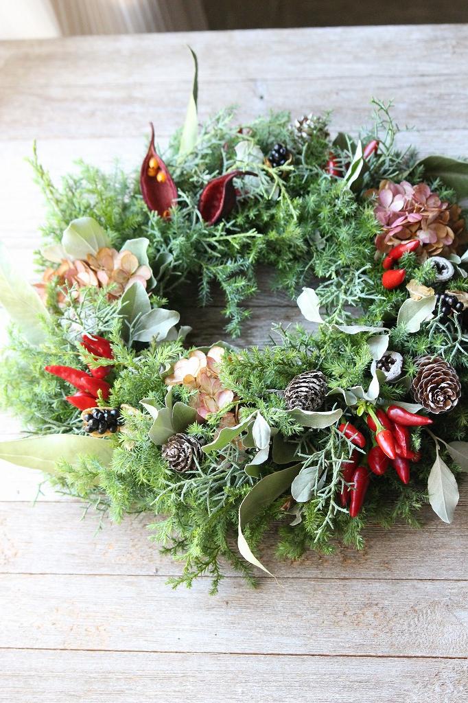 2025年新作 クリスマスリース、フレッシュグリーンと木の実、自然素材のナチュラルなリースです。