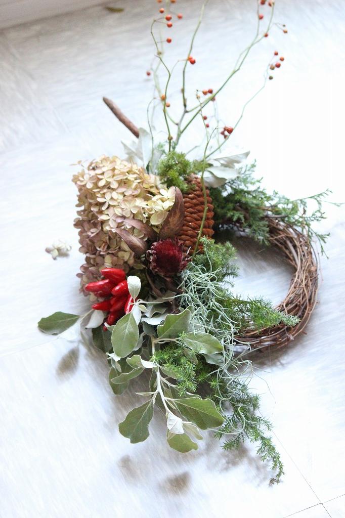 2025年新作 クリスマスリース＆お正月、フレッシュグリーンと木の実、ドライフラワーの自然素材のナチュラルなリースです。