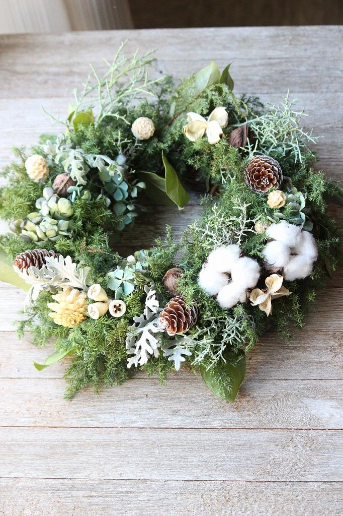 2025年新作 クリスマスリース、フレッシュグリーンと木の実、自然素材のナチュラルなリースです。1枚目の画像